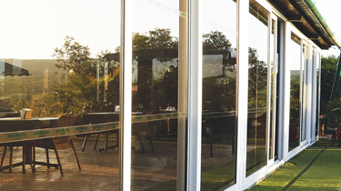 Fixed pane window design.